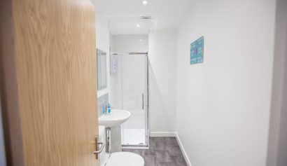 (18 of 64) Shower room 1 landscape